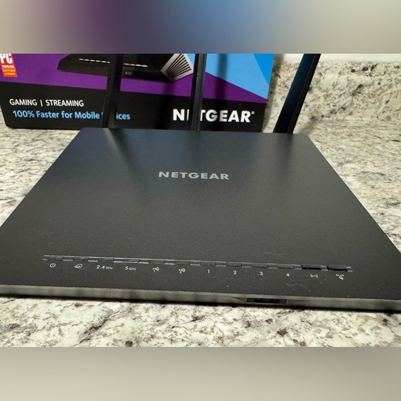Netgear Nighthawk AC1900 smart wifi router R7000 - Picture 3 of 9